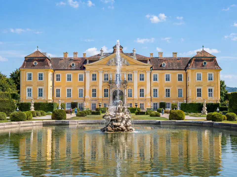 La facciata gialla di Schloss Hellbrunn, la villa estiva di Markus Sittikus